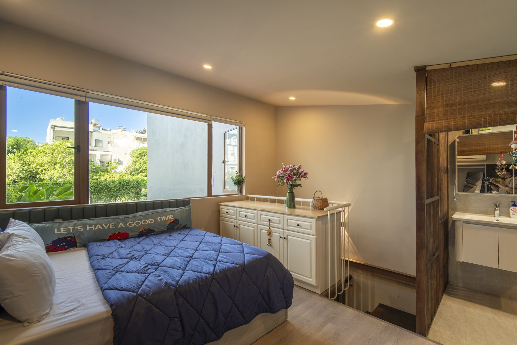 Phòng ngủ nhiều ánh sáng tự nhiên tại Bird of Paradise