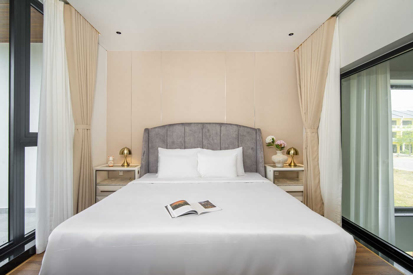 Phòng ngủ sáng và sang trọng tại Rose Villa