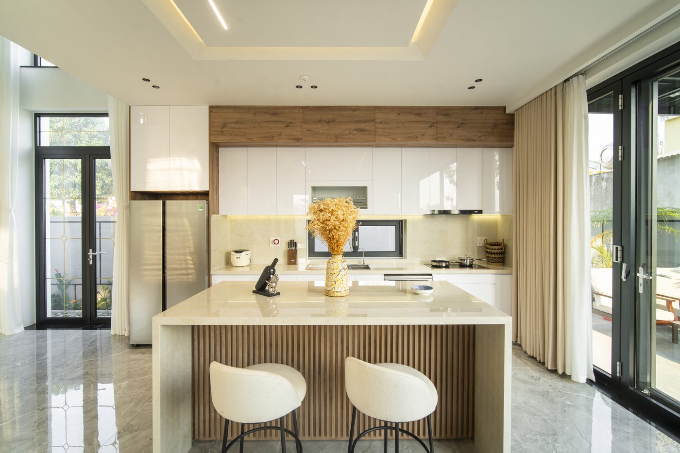 Khu bếp và bàn ăn tại Rose Villa